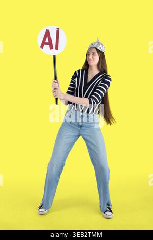 Giovane donna con un cappello di stagnola con un cartello di protesta ai Foto Stock