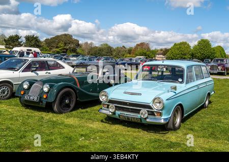 20 aprile - Ford Cortina Estate blu pallido nel parcheggio auto d'epoca e d'epoca presso il circuito Goodwood Race, West Sussex, Inghilterra, Regno Unito. Foto Stock