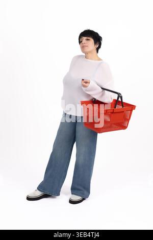 Donna con un cestino rosso Foto Stock