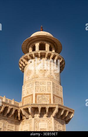 Minareto della Tomba di i'timād-ud-Daulah, un mausoleo mughal situato ad Agra, Uttar Pradesh, India Foto Stock