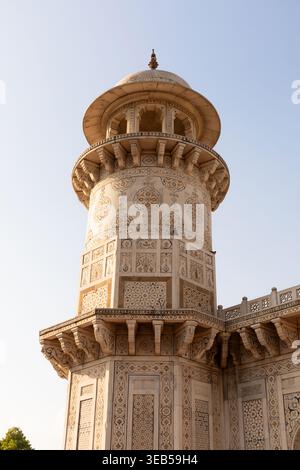 Minareto della Tomba di i'timād-ud-Daulah, un mausoleo mughal situato ad Agra, Uttar Pradesh, India Foto Stock