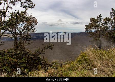 Ampia vista della caldera di Kilauea e del cratere di Halemaumau dal bordo del Parco Nazionale dei Vulcani delle Hawaii Big Island Hawaii Foto Stock