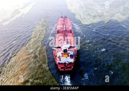 Petroliera che naviga nello stretto di Hormuz Foto Stock