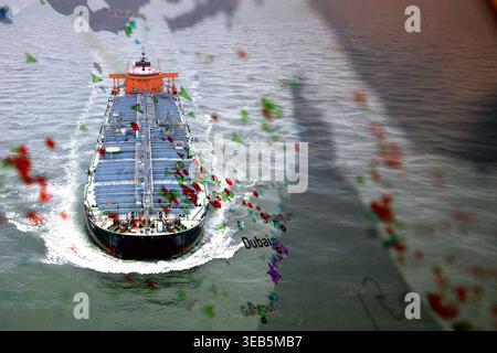 Petroliera che naviga nello stretto di Hormuz con copertura del traffico marittimo Foto Stock