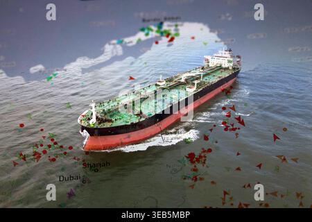 Petroliera che naviga nello stretto di Hormuz con copertura del traffico marittimo Foto Stock