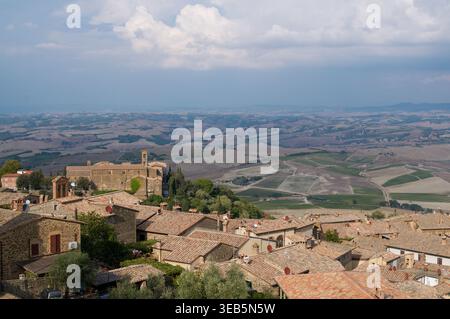 Vista panoramica del villaggio di Montalcino. Montalcino è un comune collinare della provincia di Siena Foto Stock