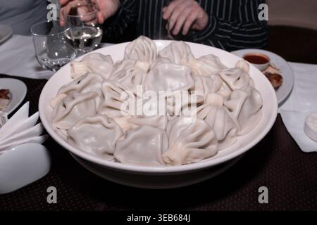 Gnocchi khinkali tradizionali serviti in una grande ciotola. Foto Stock