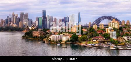 Vicino all'architettura panoramica della parte inferiore della costa nord nella città di Sydney, con vista aerea sul porto. Foto Stock