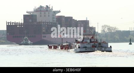DAS Binnentankschiff Dettmer Tank 47 fährt im Hamburger Hafen entlang. Waltershof Hamburg *** la petroliera Dettmer Tank 47 naviga nel porto di Amburgo lungo Waltershof Hamburg Foto Stock