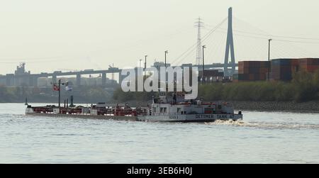 DAS Binnentankschiff Dettmer Tank 47 fährt im Hamburger Hafen entlang. Waltershof Hamburg *** la petroliera Dettmer Tank 47 naviga nel porto di Amburgo lungo Waltershof Hamburg Foto Stock