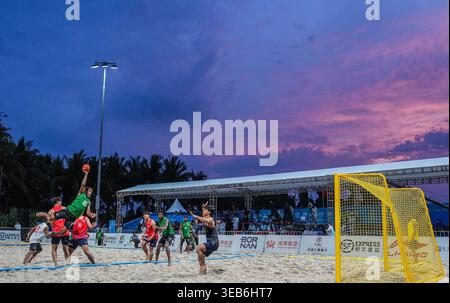 Pechino, la provincia cinese di Hainan. 24 aprile 2026. Fathuhulla Adam (top) delle Maldive gareggia durante il round preliminare maschile di Beach handball del gruppo B match tra Thailandia e Maldive al 6° Asian Beach Games a Sanya, nella provincia di Hainan, nel sud della Cina, il 24 aprile 2026. Crediti: Li Bo/Xinhua/Alamy Live News Foto Stock