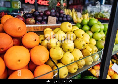 Batumi, georgia, 21 aprile 2026: Mercato di strada di batumi che espone una varietà di frutta matura fresca, tra cui arance, mele gialle, mele verdi e prugne Foto Stock