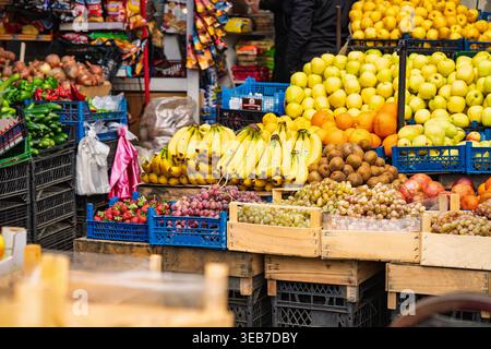 Batumi, georgia, 21 aprile 2026: Stalla all'aperto con frutta fresca colorata e verdure biologiche in vendita presso un mercato alimentare locale a batumi, georgi Foto Stock