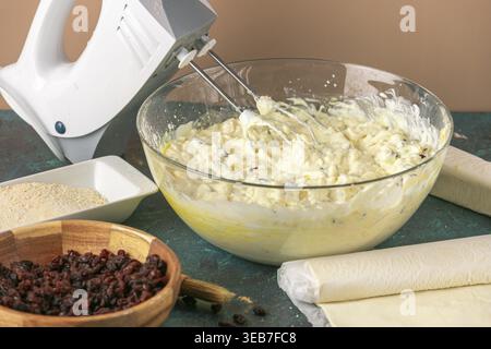Una ciotola di ingredienti misti, pronta per riempire un impasto a base di strudel Foto Stock