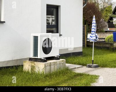 Una pompa di calore di fronte ad un nuovo edificio ad Essen, in Germania Foto Stock