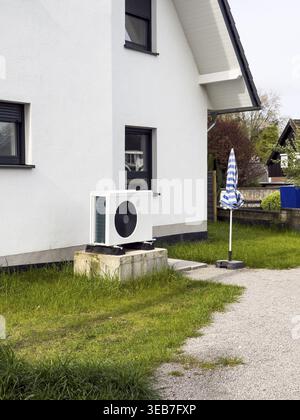 Una pompa di calore di fronte ad un nuovo edificio ad Essen, in Germania Foto Stock
