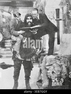 La foto raffigura il gigante, interpretato da James Grover Tarver, noto anche come "Texas Giant", che era presumibilmente alto 8 piedi 6 pollici. Il film è stato diretto da Chester e Sidney Franklin e ha interpretato attori bambini nei ruoli principali, con Tarver nella sua unica apparizione cinematografica. Questa immagine è ancora una produzione del film fantasy muto del 1917 Jack and the Beanstalk. Foto Stock