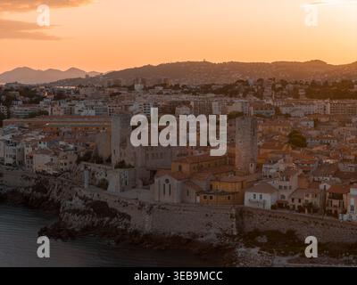 Tramonto aereo sulla città vecchia di Antibes e sui bastioni dello Chateau Grimaldi Foto Stock