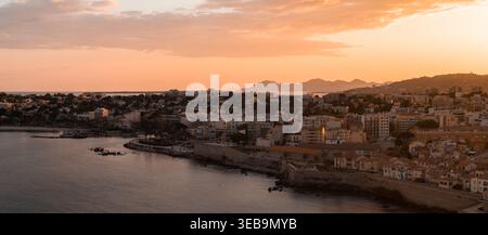 Panorama aereo di Antibes al tramonto sulla costa mediterranea Foto Stock