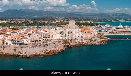Aerea della città vecchia di Antibes, dello Chateau Grimaldi e del porto turistico di Port Vauban Foto Stock