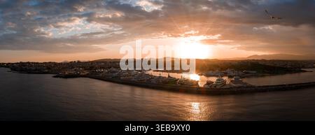 Panorama aereo al tramonto del porto francese di Antibes e della città vecchia Foto Stock
