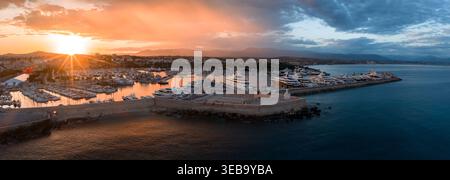 Tramonto aereo su Port Vauban, Antibes, con Fort Carre e yacht Foto Stock