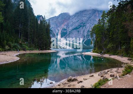 Vista panoramica del Lago di Braies sulle Dolomiti, alto Adige, Italia Foto Stock