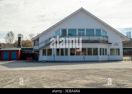 Svezia, Mellansel - 15 aprile 2026: La Mellansel Sports Association passa al riscaldamento a pompa di calore a massa dal riscaldamento fossile per ridurre il riscaldamento cos Foto Stock