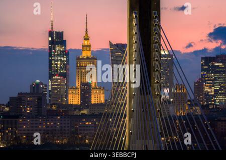 Varsavia, Polonia - 20 marzo 2026: Vista aerea dello skyline della città al tramonto con il Palazzo della Cultura e della Scienza e i moderni grattacieli alle spalle Foto Stock