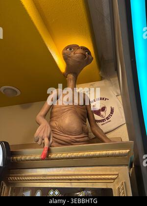 Alien Fortune Telling Machines in mostra presso l'ATTRAZIONE Alien Fresh Jerky ROAD, mostra aliena dell'8 giugno 2021 a Baker California. Foto di Jennifer Graylock-Alamy 917-519-7666 Foto Stock