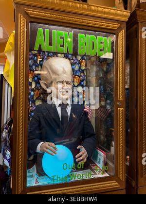 Alien Trump e Alien Biden Fortune Machines in mostra presso l'ATTRAZIONE Alien Fresh Jerky ROAD, mostra aliena dell'8 giugno 2021 a Baker California. Foto di Jennifer Graylock-Alamy 917-519-7666 Foto Stock