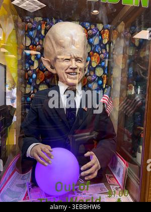 Alien Trump e Alien Biden Fortune Machines in mostra presso l'ATTRAZIONE Alien Fresh Jerky ROAD, mostra aliena dell'8 giugno 2021 a Baker California. Foto di Jennifer Graylock-Alamy 917-519-7666 Foto Stock