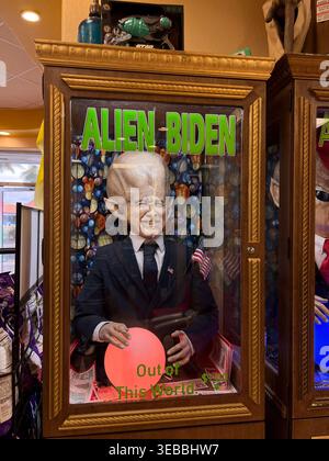 Alien Trump e Alien Biden Fortune Machines in mostra presso l'ATTRAZIONE Alien Fresh Jerky ROAD, mostra aliena dell'8 giugno 2021 a Baker California. Foto di Jennifer Graylock-Alamy 917-519-7666 Foto Stock