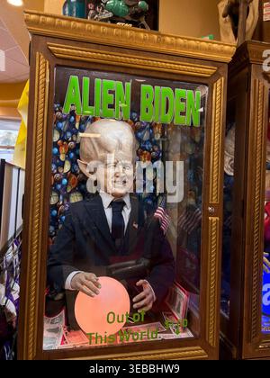 Alien Trump e Alien Biden Fortune Machines in mostra presso l'ATTRAZIONE Alien Fresh Jerky ROAD, mostra aliena dell'8 giugno 2021 a Baker California. Foto di Jennifer Graylock-Alamy 917-519-7666 Foto Stock