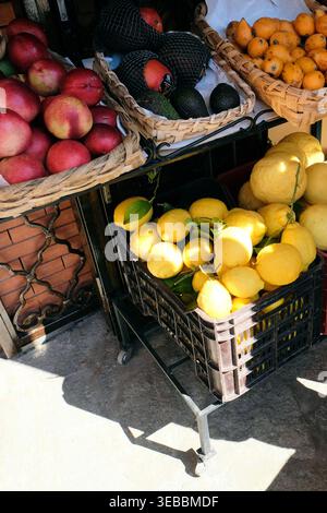 Stand di frutta a Positano, in Costiera Amalfitana con limoni e altri frutti in vendita; Sfusato Amalfitano utilizzato per limoncello e limoni delizie. Foto Stock