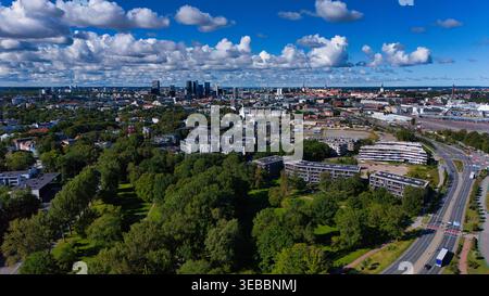 Vista panoramica con droni dello skyline di Tallinn e dei lussureggianti parchi urbani verdi Foto Stock