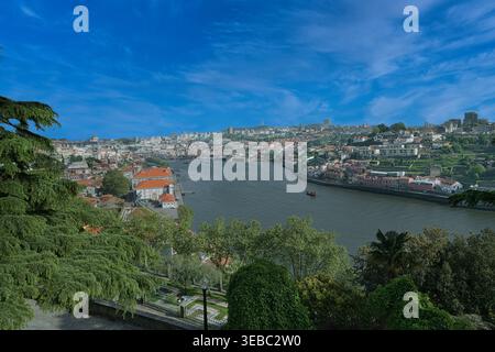 Vista su Porto dai Giardini del Palazzo di Cristallo (Jardins do Palácio de Cristal) Portogallo. Foto Stock