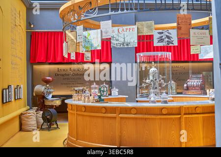 Vista interna di una mostra museale dedicata all'azienda di caffè Luigi Lavazza a Torino, in Italia. La scena raffigura un bar storico ricreato Foto Stock