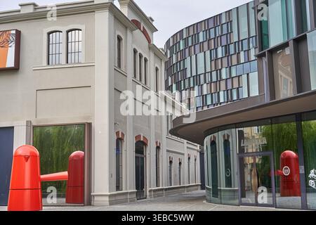 Una fotografia architettonica contemporanea che mostra la giustapposizione di edifici storici e moderni in un contesto urbano. A sinistra, un restaurato Foto Stock