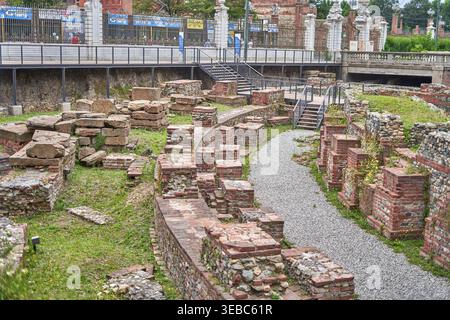 Rovine archeologiche dell'antico teatro romano di Torino, Italia. Il sito scavato rivela file curve di fondamenta in pietra e mattoni, muri e Foto Stock