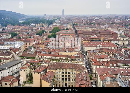 Vista panoramica aerea del paesaggio urbano di Torino che mostra un'architettura storica densa con tetti tradizionali a tegole rosse. L'immagine cattura un'estesa Foto Stock