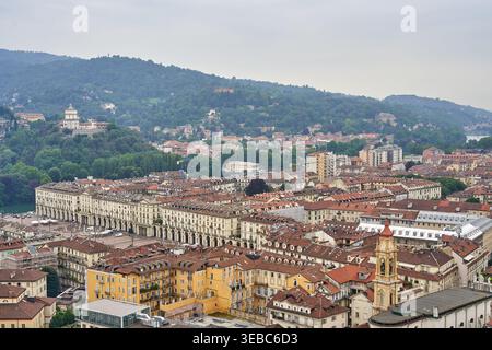 Vista panoramica aerea di Torino (Torino), Italia, che mostra il centro storico della città con un'architettura europea distintiva. In primo piano si vede Foto Stock