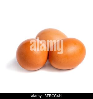 Gruppo di tre uova di pollo marrone fresco isolate su bianco. Prodotto dell'agricoltura biologica ricco di proteine per uso culinario. Foto Stock