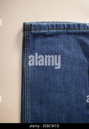 Primo piano sull'orlo dritto in denim Foto Stock