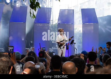 Lisboa, Portogallo. 25 aprile 2026. Presentazione del cantante e compositore brasiliano Chico Cesar, che si è svolta sabato (25), 25 aprile, a Palácio Baldaya, nella parrocchia di Benfica, Lisbona, Portogallo. Il 25 aprile celebra la Rivoluzione dei garofani (1974), un pacifico colpo di Stato militare che rovesciò la dittatura di Estado Novo. Il movimento ha ripristinato la democrazia, la libertà di espressione e ha avviato la decolonizzazione. È il giorno della libertà, simboleggiato dai garofani rossi posti nelle botti dei fucili. Crediti: Thamiris Souza/FotoArena/Alamy Live News Foto Stock