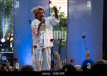 Lisboa, Portogallo. 25 aprile 2026. Presentazione del cantante e compositore brasiliano Chico Cesar, che si è svolta sabato (25), 25 aprile, a Palácio Baldaya, nella parrocchia di Benfica, Lisbona, Portogallo. Il 25 aprile celebra la Rivoluzione dei garofani (1974), un pacifico colpo di Stato militare che rovesciò la dittatura di Estado Novo. Il movimento ha ripristinato la democrazia, la libertà di espressione e ha avviato la decolonizzazione. È il giorno della libertà, simboleggiato dai garofani rossi posti nelle botti dei fucili. Crediti: Thamiris Souza/FotoArena/Alamy Live News Foto Stock