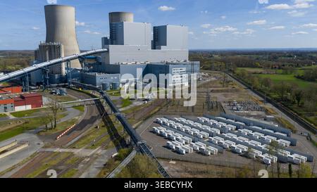 Hamm, Germania - 06 aprile 2026: Veduta aerea della centrale elettrica RWE Westfalen con le sue enormi torri di raffreddamento, gli edifici industriali e una grande batteria Foto Stock