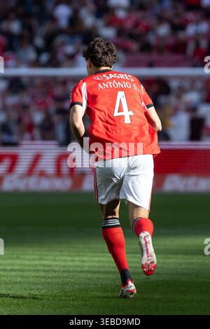 Lisbona, Portogallo. 25 aprile 2026. 25 aprile 2026. Lisbona, Portogallo. Benfica difensore dal Portogallo ANTONIO SILVA (4) in azione durante la partita del Matchday 31 di Liga Portugal Betclic, SL Benfica vs Moreirense FC crediti: Alexandre de Sousa/Alamy Live News Foto Stock