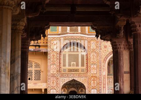 Porta Ganesh Pol caratterizzata da dettagli architettonici Mughal all'interno del forte Amber a Jaipur, India. Foto Stock