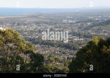 Coffs Harbour, NSW, Australia. 17 aprile 2026. Vista dal molo Forest Sky su Sealy Lookout Drive a Korora, affacciato sul porto di Coffs e Coff Foto Stock
